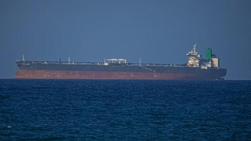 Con tàu di chuyển qua eo biển Hormuz. (Ảnh: AA/TTXVN)