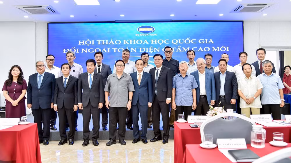 Đồng chí Lê Hoài Trung, Ủy viên Bộ Chính trị, Bộ trưởng Ngoại giao và các đại biểu tham dự Hội thảo khoa học quốc gia “Đối ngoại toàn diện ở tầm cao mới”, tại Hà Nội, ngày 26/10/2026. (Ảnh: Bộ Ngoại giao cung cấp)