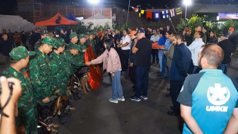 Tổng thống lâm thời Venezuela Delcy Rodriguez thăm hỏi Đoàn cứu nạn, cứu hộ Việt Nam. (Ảnh: TTXVN)