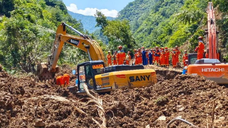 Hiện trường vụ lở đất tại tỉnh Cam Túc, Trung Quốc, ngày 7/7/2026. (Ảnh: THX/TTXVN)