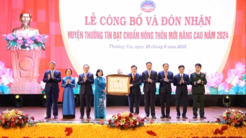 Đồng chí Bùi Thị Minh Hoài, Bí thư Thành ủy cùng các đồng chí lãnh đạo thành phố Hà Nội trao Bằng công nhận huyện đạt chuẩn nông thôn mới nâng cao năm 2024 cho cấp ủy, chính quyền và nhân dân huyện Thường Tín.