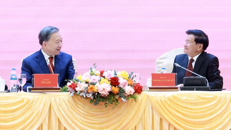 Tổng Bí thư Tô Lâm và Tổng Bí thư, Chủ tịch nước Lào Thongloun Sisoulith tại hội nghị. (Ảnh: TTXVN)