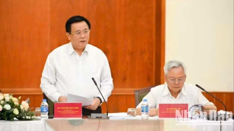 Giáo sư, Tiến sĩ Nguyễn Xuân Thắng, Ủy viên Bộ Chính trị, Giám đốc Học viện Chính trị quốc gia Hồ Chí Minh, Chủ tịch Hội đồng Lý luận Trung ương phát biểu khai mạc và đề dẫn hội thảo. (Ảnh: THẾ ĐẠI)