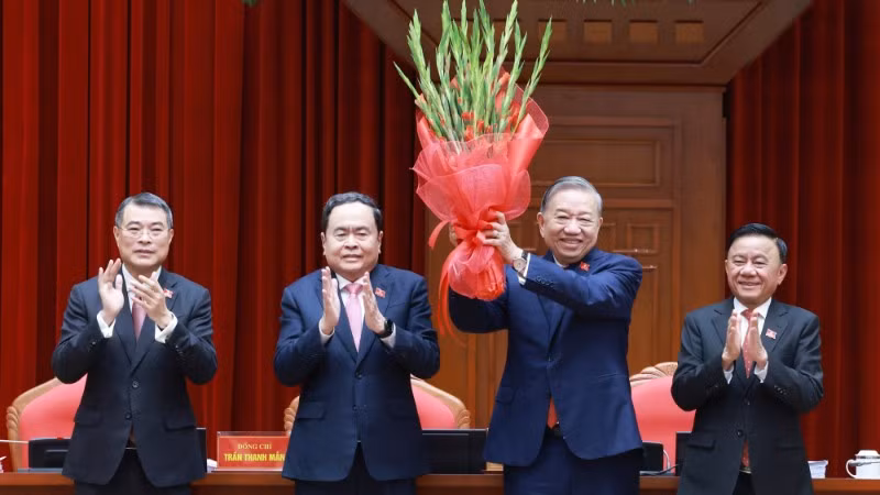 Ban Chấp hành Trung ương Đảng khóa XIV đã thống nhất tuyệt đối bầu đồng chí Tô Lâm, Tổng Bí thư Ban Chấp hành Trung ương Đảng khóa XIII tiếp tục giữ chức Tổng Bí thư Ban Chấp hành Trung ương Đảng khóa XIV. (Ảnh: TTXVN)