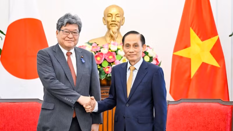 Ủy viên Bộ Chính trị, Bộ trưởng Ngoại giao Lê Hoài Trung tiếp quyền Tổng Thư ký Đảng Dân chủ Tự do Nhật Bản Hagiuda Koichi. (Ảnh: Bộ Ngoại giao Việt Nam)