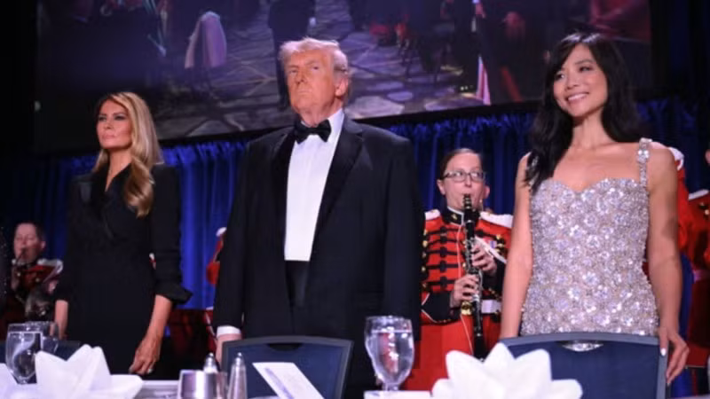 Tổng thống Mỹ Donald Trump và phu nhân Melania Trump tại tiệc tối thường niên của Hiệp hội Phóng viên Nhà trắng ở khách sạn Washington Hilton, thủ đô Washington D.C., tối 25/4/2026. (Ảnh: independent.co/TTXVN)
