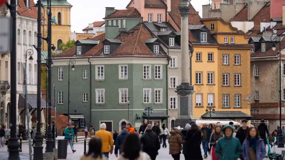 Khách du lịch tham quan phố cổ ở Warsaw, Ba Lan, ngày 28/4/2026. (Ảnh: Tân Hoa Xã)