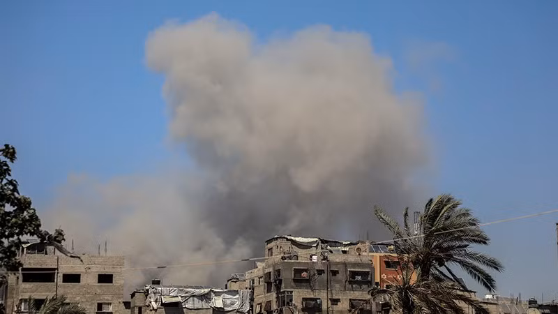 Khói bốc lên sau cuộc không kích của Israel tại Gaza. (Ảnh: THX/TTXVN)