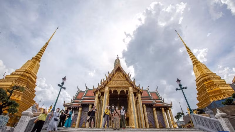 Khách du lịch tham quan Hoàng cung ở thủ đô Bangkok, Thái Lan. (Ảnh: Tân Hoa Xã)