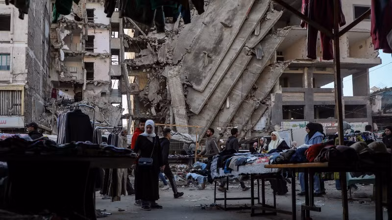 Người dân tại một khu chợ ở Gaza, ngày 15/1/2026. (Ảnh: THX/TTXVN)