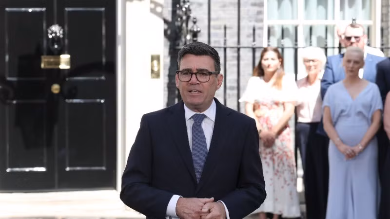 Tân Thủ tướng Anh Andy Burnham trong bài phát biểu đầu tiên trước số 10 Phố Downing, London, ngày 20/7/2026. (Ảnh: THX/TTXVN)
