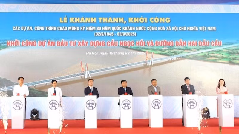 Các đại biểu bấm nút khởi công cầu Ngọc Hồi.