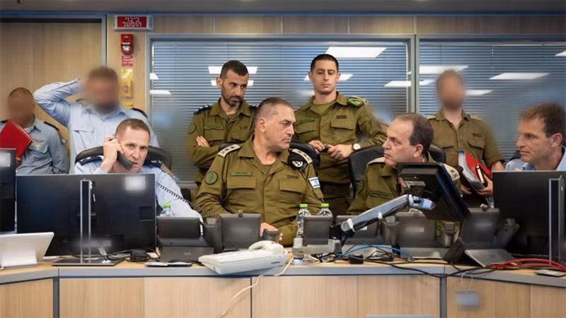 Bức ảnh do Lực lượng Phòng vệ Israel (IDF) công bố ngày 13/6/2025 cho thấy Tổng Tham mưu trưởng IDF, ông Eyal Zamir (ở giữa), đang giám sát các cuộc tấn công của IDF nhằm vào Iran, tại Phòng tình huống của Không quân Israel. (Ảnh: Tân Hoa Xã)