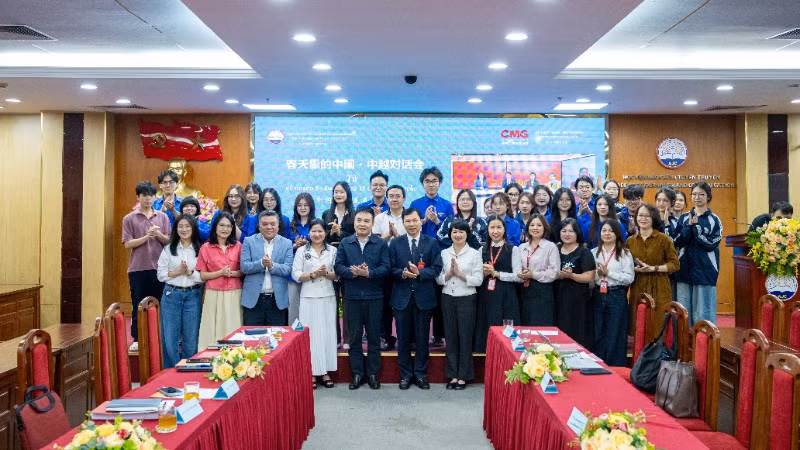 Các đại biểu tham dự tọa đàm và sinh viên Học viện Báo chí và Tuyên truyền chụp ảnh lưu niệm. (Ảnh: HOÀNG LAN) 