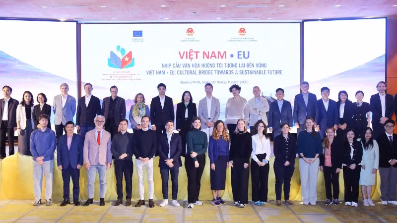 Thứ trưởng Ngoại giao Lê Thị Thu Hằng và các đại biểu chụp ảnh chung tại sự kiện Ngày Việt Nam-EU với chủ đề: “Việt Nam-EU: Nhịp cầu văn hóa hướng tới tương lai bền vững”, diễn ra tại Quảng Ninh, ngày 7/11/2025. (Ảnh: Bộ Ngoại giao)