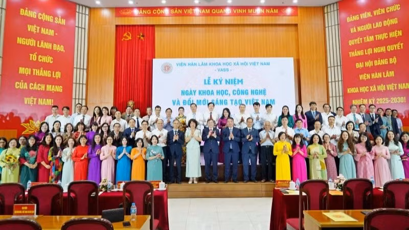 Các nhà khoa học cùng các đại biểu chụp ảnh kỷ niệm tại buổi lễ.