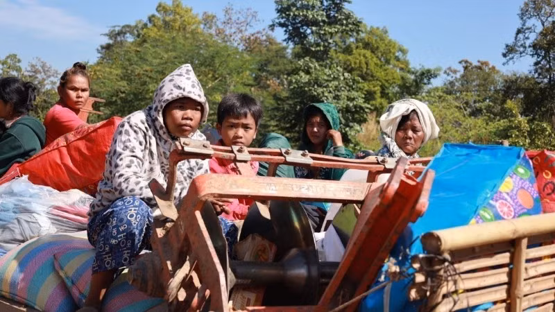 Người dân Campuchia ở tỉnh Preah Vihear, giáp giới với Thái Lan sơ tán tránh xung đột, ngày 8/12/2025. (Ảnh: THX/TTXVN)