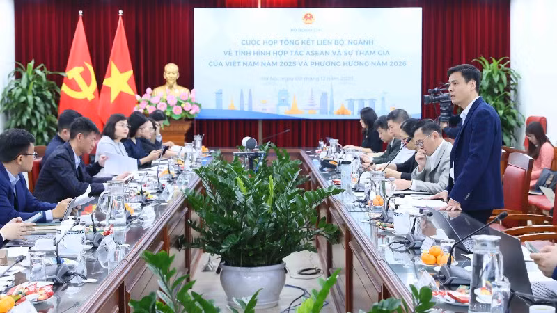 Thứ trưởng Ngoại giao Đặng Hoàng Giang, Trưởng SOM ASEAN-Việt Nam chủ trì cuộc họp. (Ảnh: TTXVN)