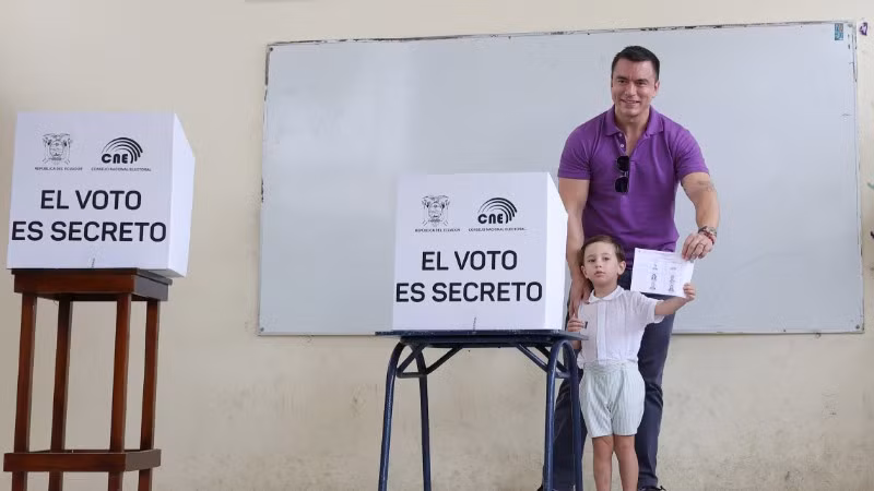 Tổng thống Ecuador Daniel Noboa bỏ phiếu bầu cử tại Olon, tỉnh Santa Elena, ngày 13/4/2025. Ảnh: (THX/TTXVN) 