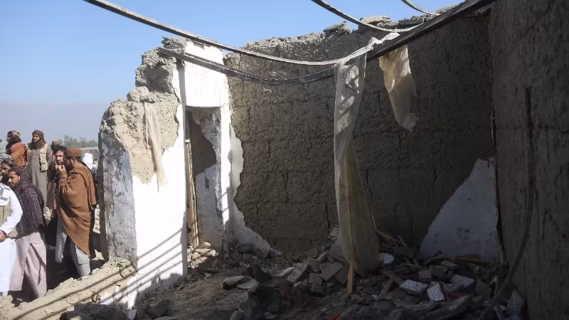 Cảnh đổ nát sau một cuộc không kích tại Nangarhar, Afghanistan. (Ảnh: THX/TTXVN)
