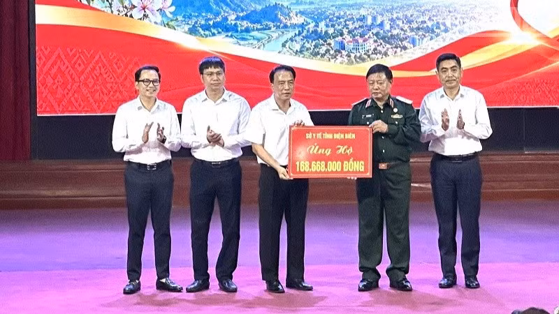Các đồng chí lãnh đạo Ủy ban Mặt trận Tổ quốc Việt Nam tỉnh Điện Biên tiếp nhận ủng hộ Quỹ "Vì người nghèo" của Sở Y tế Điện Biên. (Ảnh: LÊ LAN)