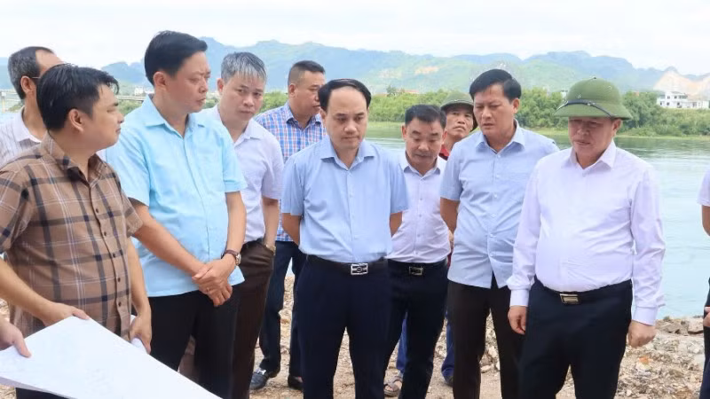 Đồng chí Đinh Công Sứ, Phó Chủ tịch Ủy ban nhân dân tỉnh Phú Thọ (thứ nhất từ phải sang) chỉ đạo đẩy nhanh tiến độ thi công các dự án, hoàn thành trong năm 2026, tại khu vực Hòa Bình.