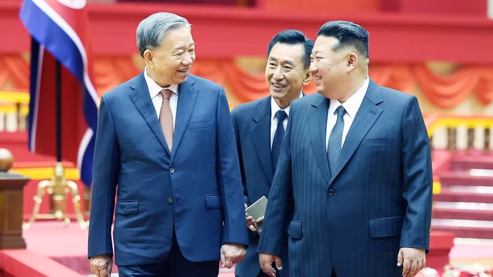 Tổng Bí thư Đảng Lao động Triều Tiên, Chủ tịch Quốc vụ Triều Tiên Kim Jong Un đón Tổng Bí thư Tô Lâm. (Ảnh: TTXVN) 