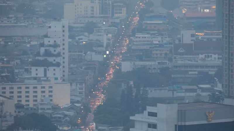 Khói mù ô nhiễm bao phủ tại Bangkok, Thái Lan. (Ảnh: THX/TTXVN)