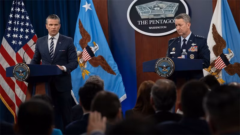 Bộ trưởng Quốc phòng Pete Hegseth (bên trái) và Chủ tịch Hội đồng Tham mưu trưởng Liên quân Mỹ Dan Caine trong cuộc họp báo tại Lầu năm góc, ngày 22/6/2025.