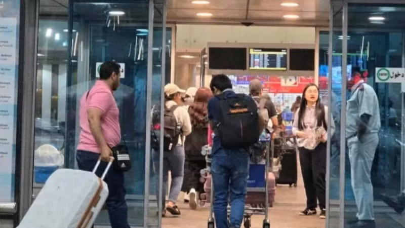 Đoàn công dân Việt Nam vào sân bay ở Cairo (Ai Cập) để về nước. (Nguồn: Đại sứ quán Việt Nam tại Israel)