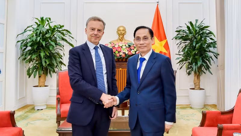 Bộ trưởng Ngoại giao Lê Hoài Trung tiếp Tổng Thư ký Bộ Châu Âu và Ngoại giao Cộng hòa Pháp Martin Briens. (Ảnh: Bộ Ngoại giao Việt Nam)
