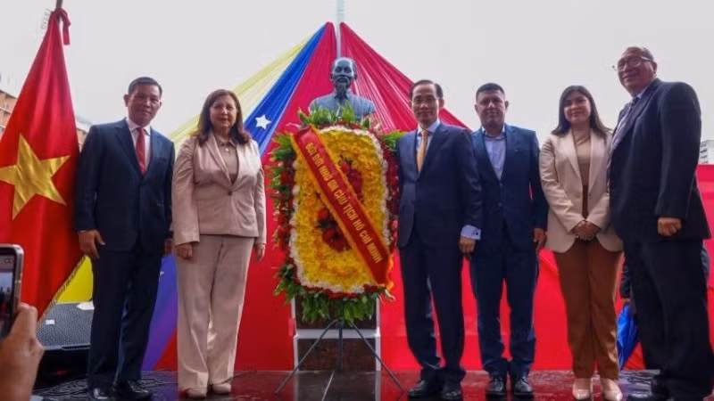 Ủy viên Bộ Chính trị, Bộ trưởng Ngoại giao Lê Hoài Trung và Đoàn đại biểu cấp cao Việt Nam cùng lãnh đạo Venezuela đặt vòng hoa tại Tượng đài Chủ tịch Hồ Chí Minh trên đại lộ Bolívar ở thủ đô Caracas. (Ảnh: Bộ Ngoại giao)