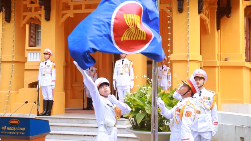 Lễ thượng cờ ASEAN nhân kỷ niệm 59 năm Ngày thành lập Hiệp hội các quốc gia Đông Nam Á (ASEAN) và 31 năm Việt Nam tham gia ASEAN, tại trụ sở Bộ Ngoại giao, ngày 31/7. (Ảnh: Bộ Ngoại giao)