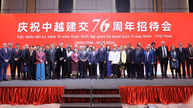 Phó Thủ tướng Bùi Thanh Sơn với các đại biểu dự Tiệc chiêu đãi kỷ niệm 76 năm thiết lập quan hệ ngoại giao Trung Quốc-Việt Nam. (Ảnh: TTXVN)