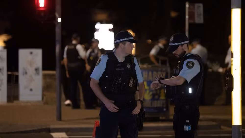 Cảnh sát làm nhiệm vụ tại hiện trường vụ xả súng trên bãi biển Bondi, Australia, ngày 14/12/2025. (Ảnh: THX/TTXVN)
