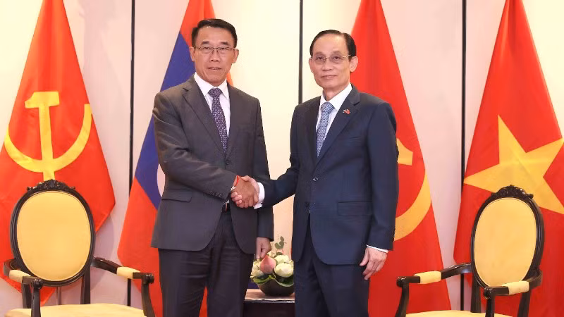 Đồng chí Lê Hoài Trung, Ủy viên Bộ Chính trị, Bộ trưởng Ngoại giao Lê Hoài Trung tiếp đồng chí Bounleua Phandanouvong, Ủy viên Trung ương Đảng, Trưởng Ban Đối ngoại Trung ương Đảng Nhân dân Cách mạng Lào. (Ảnh: TTXVN)