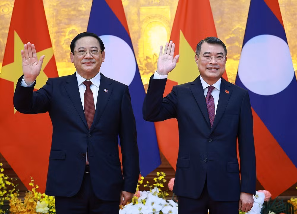 vna-potal-thu-tuong-le-minh-hung-va-thu-tuong-lao-sonexay-siphandone-hoi-dam-8810963.jpg