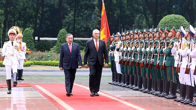 Tổng Bí thư Tô Lâm và Bí thư thứ nhất, Chủ tịch nước Cuba Miguel Díaz-Canel Bermúdez duyệt Đội danh dự Quân đội nhân dân Việt Nam nhân dịp thăm cấp Nhà nước tới Việt Nam, dự Lễ kỷ niệm 80 năm Cách mạng tháng Tám thành công và Quốc khánh nước Cộng hòa xã hội chủ nghĩa Việt Nam, từ ngày 31/8 đến ngày 2/9/2025. (Ảnh: TTXVN)