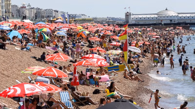 Người dân tắm biển tránh nóng tại Brighton, Anh. (Ảnh: THX/TTXVN)