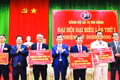 Đại diện lãnh đạo xã Tu Mơ Rông nhận cây giống ủng hộ từ các tổ chức, cá nhân.