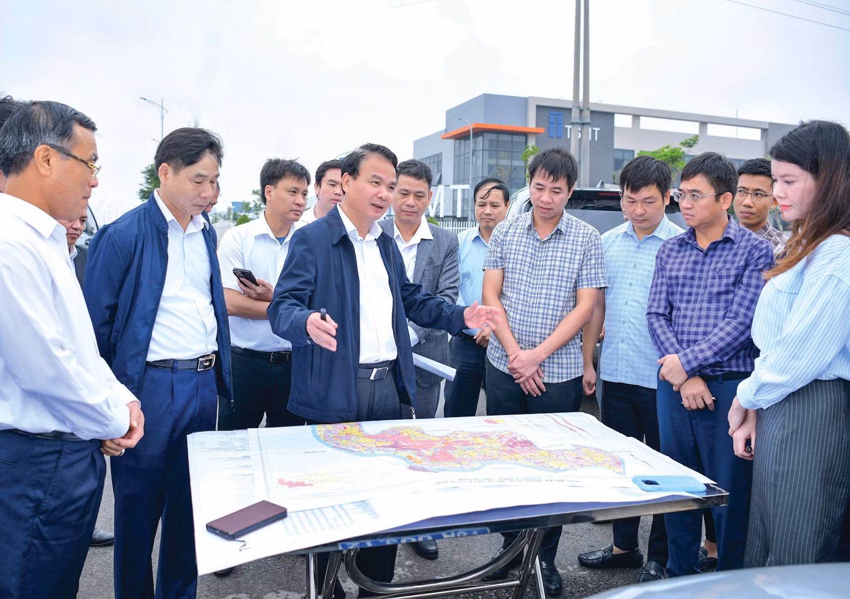 Đồng chí Đặng Xuân Phong, Bí thư Tỉnh ủy Ninh Bình, Trưởng đoàn đại biểu Quốc hội tỉnh và đoàn khảo sát tại khu công nghiệp Thái Hà, xã Bắc Lý.