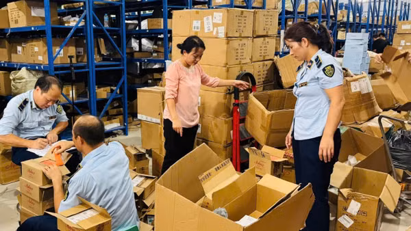 Lực lượng quản lý thị trường phối hợp Công an tỉnh kiểm tra hàng hóa kinh doanh trên môi trường thương mại điện tử. (Ảnh do Quản lý thị trường cung cấp)