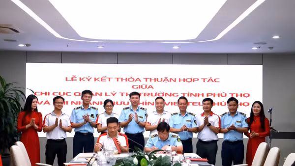 Chi cục Quản lý thị trường và Chi nhánh bưu chính Viettel Phú Thọ ký thỏa thuận hợp tác trong kiểm tra và xử lý vi phạm hành chính. (Ảnh: Chi cục Quản lý thị trường Phú Thọ)