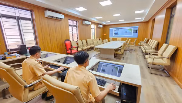 Cảnh sát giao thông theo dõi, xác minh, xử lý vi phạm do camera AI phát hiện. (Ảnh: HÀ HỒNG HÀ)
