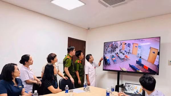 Công an và Bệnh viện kiểm tra camera ghi lại sự việc. (Ảnh: Công an cung cấp)