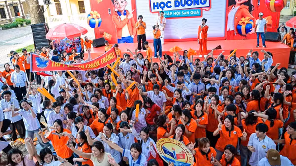 Học sinh của Trường trung học phổ thông Yên Lạc cổ vũ Chương trình Siêu hội học đường. (Ảnh: Nhà trường cung cấp)