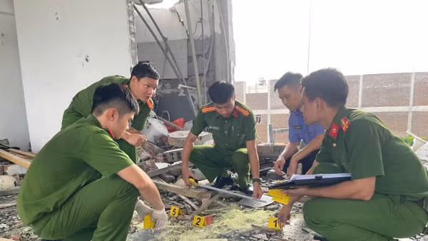 Lực lượng chức năng điều tra vụ nổ. (Ảnh: Công an tỉnh Phú Thọ)