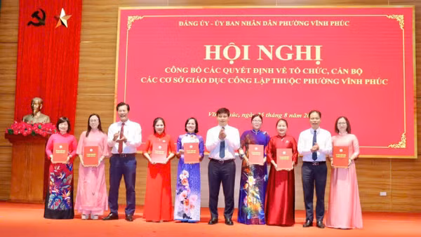 Lãnh đạo phường Vĩnh Phúc trao quyết định bổ nhiệm cho các hiệu trưởng. (Ảnh: Trang Thông tin điện tử phường Vĩnh Phúc)