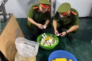 Công an Hà Nội triệt phá vụ sản xuất hàng triệu lọ C sủi giả. Ảnh: (Công an Hà Nội)