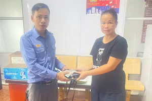 Chi nhánh Đoàn tiếp viên Đường sắt Sài Gòn trao trả tài sản bỏ quên cho hành khách Vũ Thị Yến Nhi.